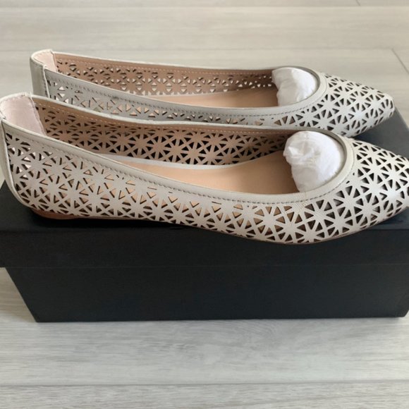 Joe's Jeans Women's Laser Cut Patterned Grey Leather Flats - Picture 2 of 4